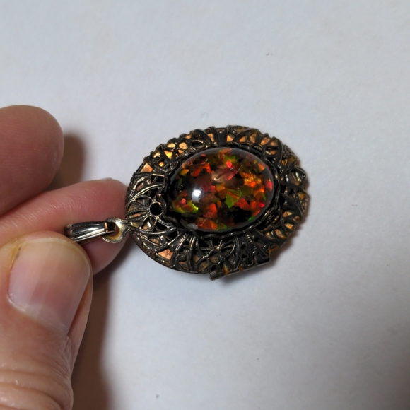 Vintage filigree locket pendant with opal-like center cabochon - Picture 2 of 14